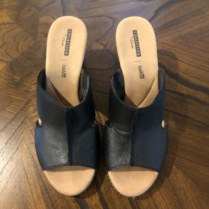 CLARKS Collection Soft Cushion Cork Wedge Cross Strap Leather Sandals Black 10M